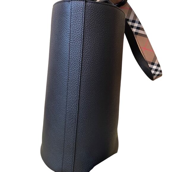 Burberry bucket bag new with tag - Picture 3 of 10